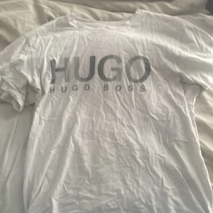 En vit Hugo boss T-shirt  - Storlek S helt okej skick lite fläckar på baksidan pågrund av tvättmaskin