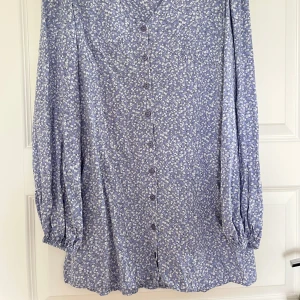 Blommig klänning - Blommig klänning från Nelly storlek 36. Endast andvänd en gång 