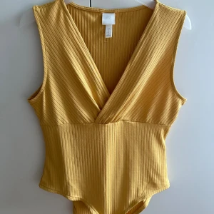 Senapsgul body - Använd en gång