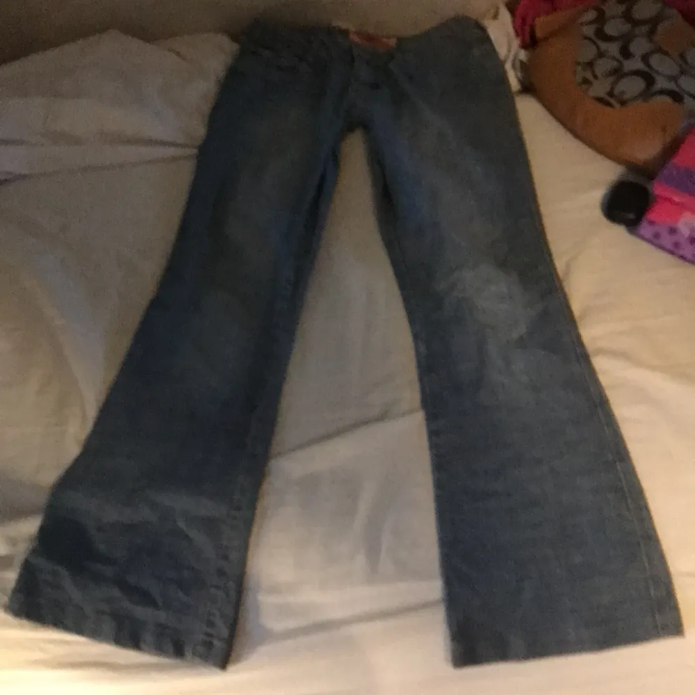 Jättefina väl omhändertagen som tyvärr är alldeles för små för mig. Jag har sytt om dem till lågmidjat 💗 pris kan diskuteras!. Jeans & Byxor.