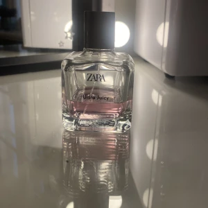 Zara parfym  - Säljer en zara parfym. Den luktar lite blommigt och sött. Jag säljer den för jag har köpt en annan parfym som jag gillar bättre och den kommer inte komma till andvändning