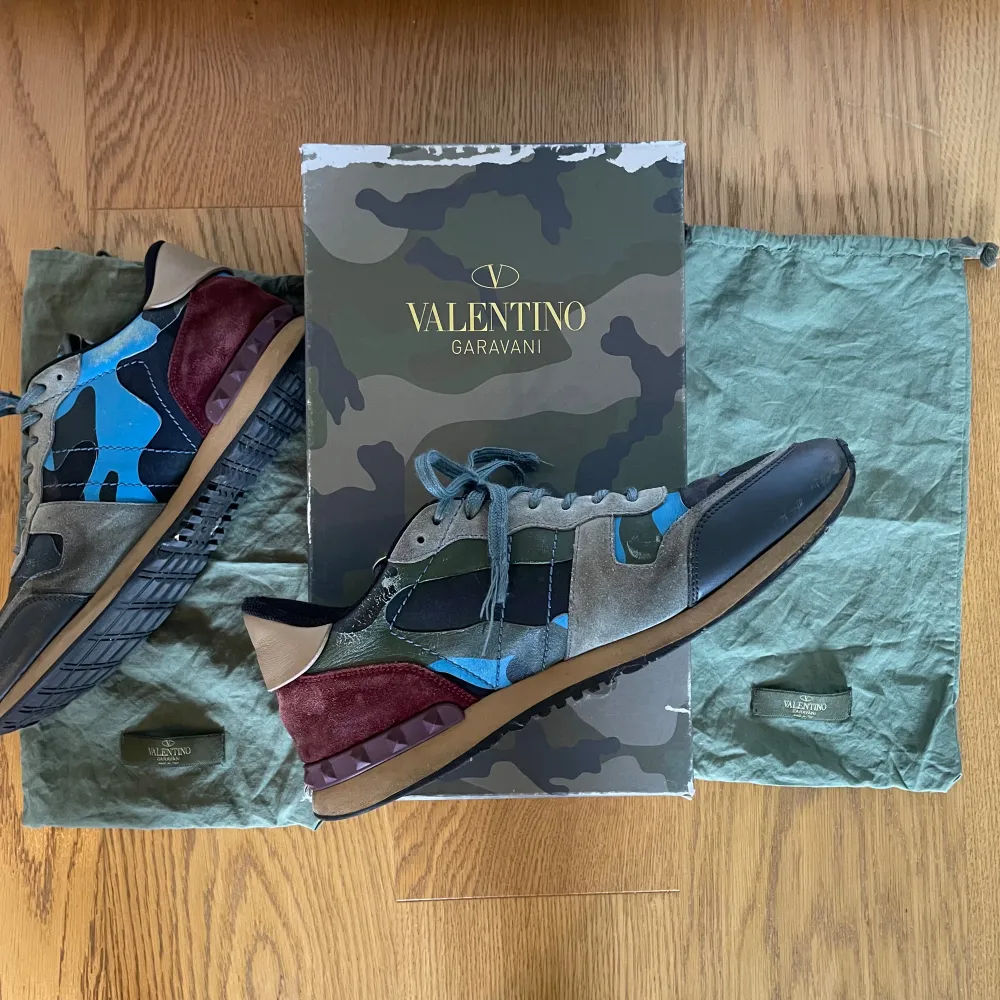 Valentino garavani Rockrunners | skick 6.8/10 slitning backre delen av skon | Storlek 44 | Box och Dustbag ingår | Nypris 7000kr vårt pris 1499kr | byten tas . Skor.