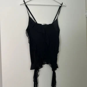 Svart fest topp - Super cool svart topp i mesh tyg. Aldrig använd så i nytt skick. Lite genomskinligt men inget märskbart. 