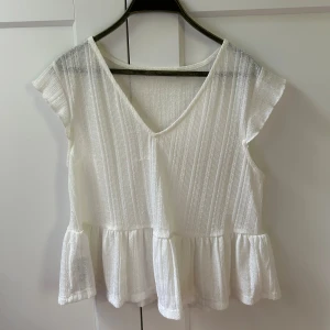 Vit blus - Vit blus från mango. Fint skick. Kommer ej till användning längre 