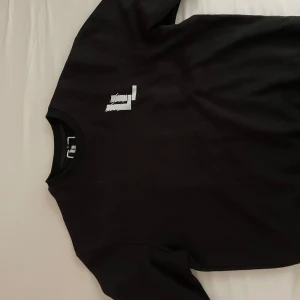 Limitless Sweatshirt  - En svart limitless sweatshirt oanvänd alltså helt ny,  Säljer på grund av för stor size för mig.  Den är XL men funkar för L. Min vän har en och är jättefin pump cover. 
