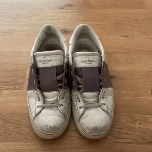 Valentino skor - Ganska använda men fortfarande väldigt fina. Man kan säkert tvätta dom också. Det är en ganska smutsig lila färg som är väldigt unik och fin