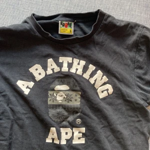Limited edition Bape Tshirt - Bape tshirt köpt julen 2021 nypris 140$ säljs på stock x för 300$+ ganska använd men ingenting som märks när man har på skick 7/10