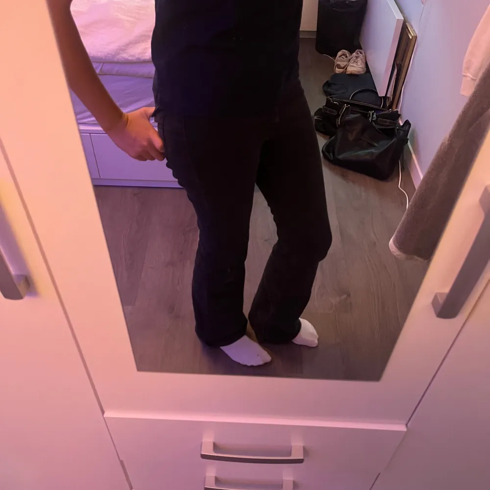 Jag säljer mina svarta H&M jeans, det är bra skick och har används ett par gånger men inga skador, Jag på bilden är 170 men jeansen kan passa både kortare och längre än 170 säljer pga: använder de inte (original pris är 350). Jeans & Byxor.