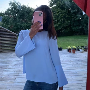 Blå blus - Säljer nu denna jätte fina blåa blus från ginatricot💞 haft den ganska länge men använt den sparsamt, just nu har den en fläck på sig men den går bort i tvätten!