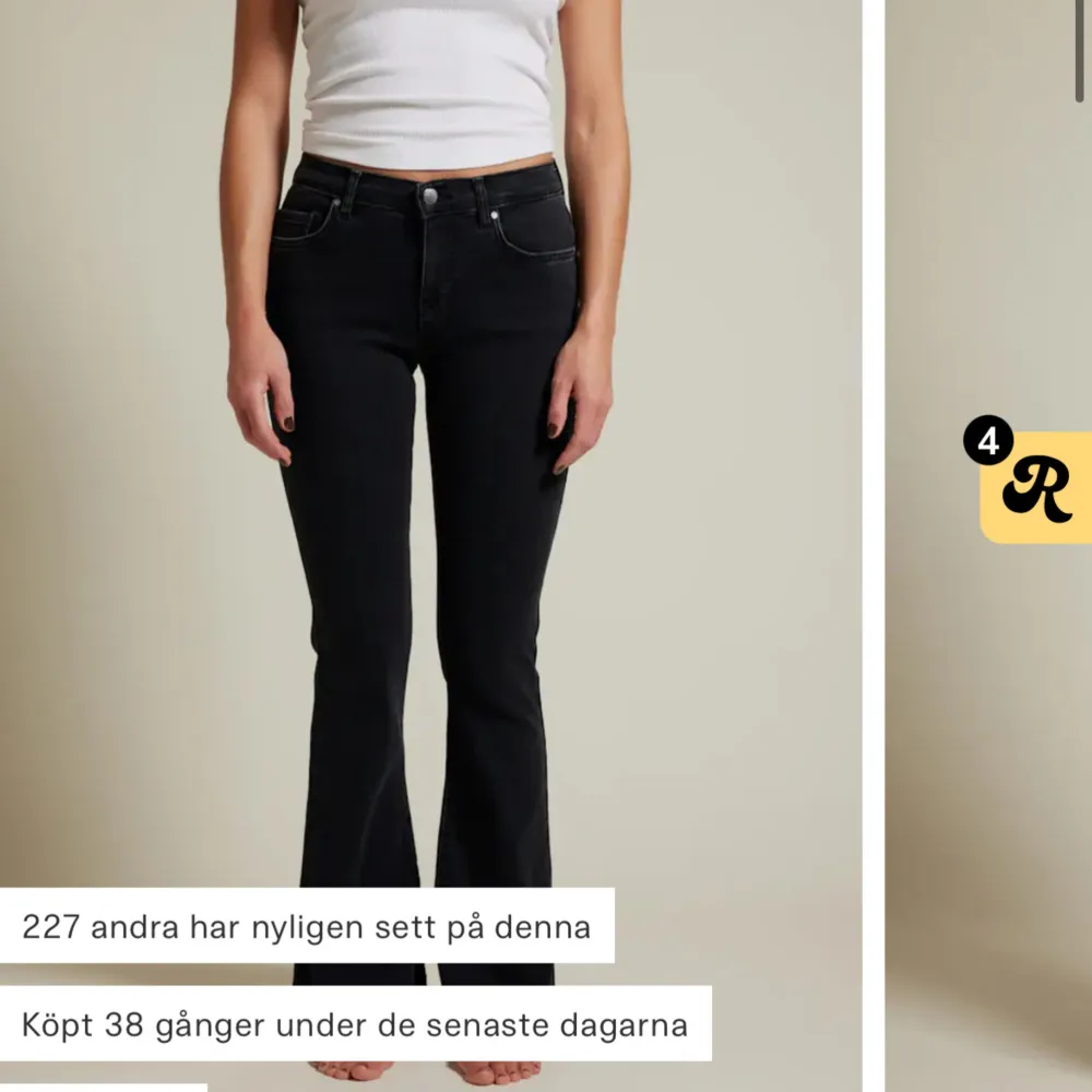 Säljer nu dessa snygga Low waist jeans från bikbok i väldigt mörkgrå nästan svart. De är i storlek Xs/31. Köpt för 700❤️. Jeans & Byxor.