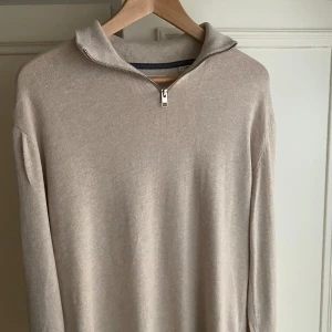 Tröja - Använd kanske 2 gånger, jätteskön och snygg  Står storlek L men passa M