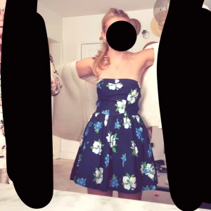 Bandeu klänning  - Intressekoll!!!  Funderar på att sälja min superfina Bandeu klänning från hollister, den är i mycket bra skick och väldigt fin nu i sommar. 💗💗💗 #bandeu #klänning #sommar 