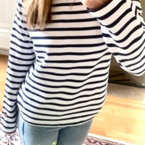 Randig Busnel långärmad T-Shirt - Jättesnygg vit/svart randig Busnel tröja i klassisk sailor look i kraftigare bomull.  Strl L, men liten i storleken. Inte använd 