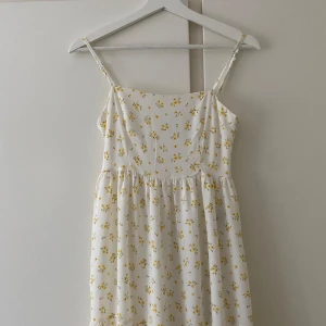 Långklänning NAKD - Långklänning från NAKD som aldrig används, söt och gullig🌻