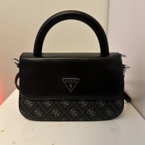 Guess bag - Aldrig använd, jätte fin snygg och bra kvalitet väska. Jag vet inte om det är riktigt eller inte Pris kan diskuteras 