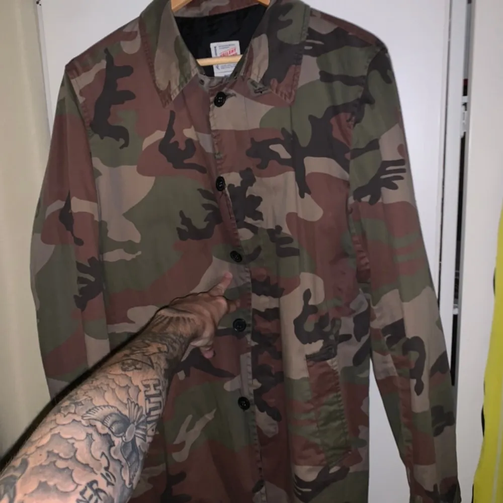 Militär jacka/rock Vailent Clothing nice märke/label Storlek / Size : S men passar både storlek M & L  Hämtas på plats eller fraktas med Postnord över hela Sverige. Jackor.