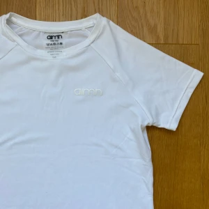 Träningströja - Jättesöt träningströja, är för liten på mig nu. Skulle säga att det är storlek 140 då den är lite mindre i storleken. Blir lite genomskinlig om man har topp under men har man vit t.ex blir det bra. 💓