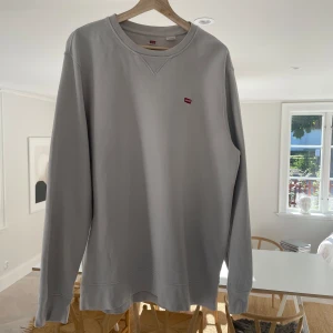 Levis tröja/sweatshirt  - Säljer denna klassiska Levis tröja i storlek L  Skicket är väldigt bra, 8.5/10 (sparsamt använd) 👖👕😊 Nypris 699kr! Fit standard 🙌🏻 