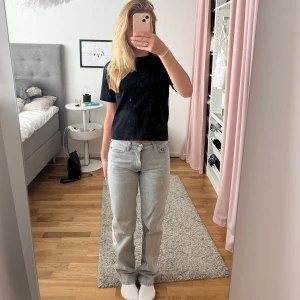 Gråa jeans - Säljer dessa gråa Lågmidjade jeansen från Gina tricot som tyvärr blivit för små:/ ”perfect jeans”. Jeansen är i gott skick💕 skriv för fler bilder eller frågor🩷