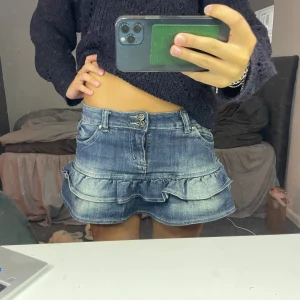 lågmidjad kjol - skit snygg lågmidjad jeanskjol! midjemått 39 cm rakt över! BUD 450! KAN INTE POSTA FÖRENS 9 aug  DIREKTPRIS 500!