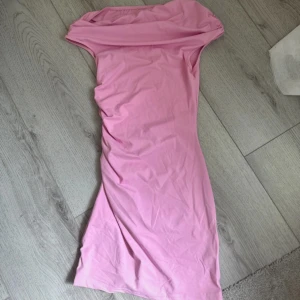 Klänning  - Kort klänning med off shoulder, aldrig använd så i toppen skick !