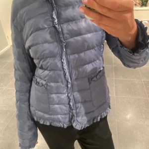 blå jacka!! - En jätteskön snygg jacka som passar till allt. Kontakta privat för mer information 🥰🥰 passar s-m även fast den är xl 