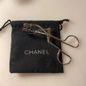 Ögonfransböjare! - Fin ögonfransböjare som är nickeltestad från apoteket, sparsamt använd så i mycket gott skick! (Endast ögonfransböjaren ingår)