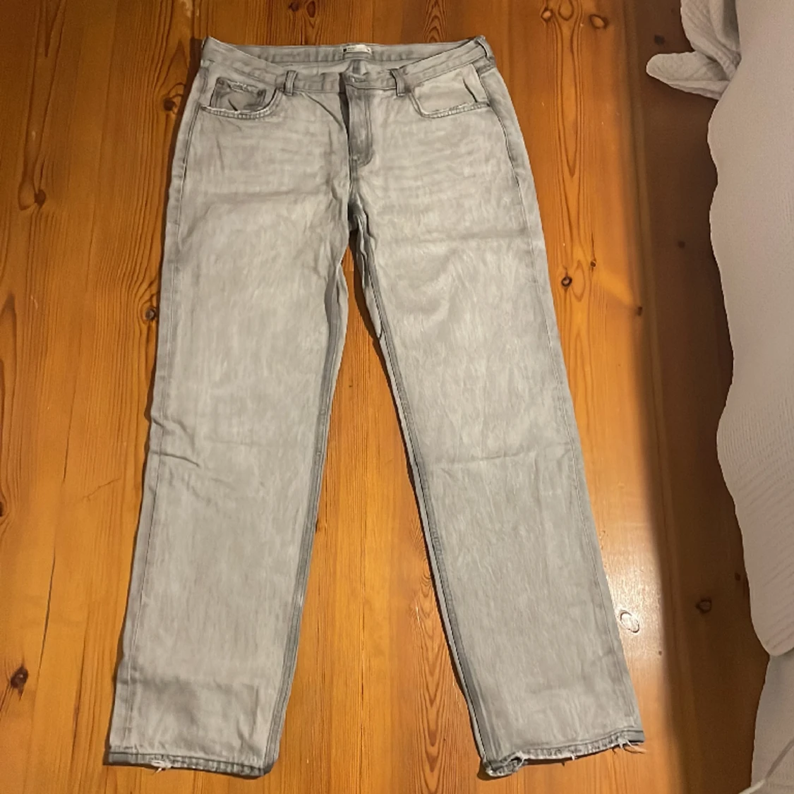Gråa jeans från Gina 