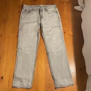 Gråa jeans från Gina, perfect jeans lågmidjade och straighta