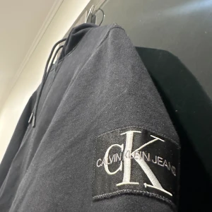Ck hoodie svart  - Jätte skön och trendig hoodie från Calvin Klein i färgen svart. Cond: 8,5/10. Tveka inte vid eventuella frågor, köparen står för frakten📦