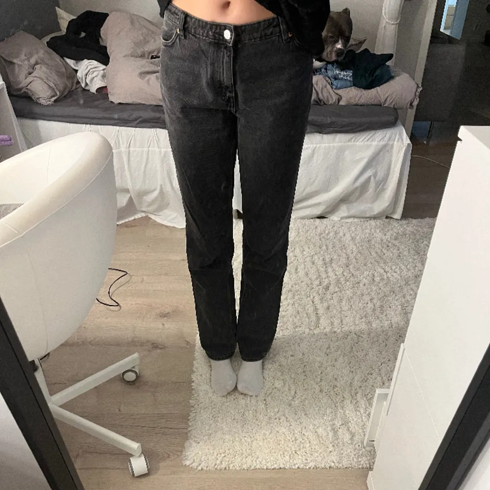 Säljer mina svarta jeans från monki i strl 30 (Motsvarar M)   Dem är medelhöga i midjan Passar mig i längden som är ca 180 cm  Kan hämtas i Göteborg eller skickas.  Pris kan diskuteras   (PM vid frågor)   💞💞💞. Jeans & Byxor.