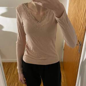 väldigt fin beige-rosa tröja från new yorker storlek S, knappt använt inte min stil