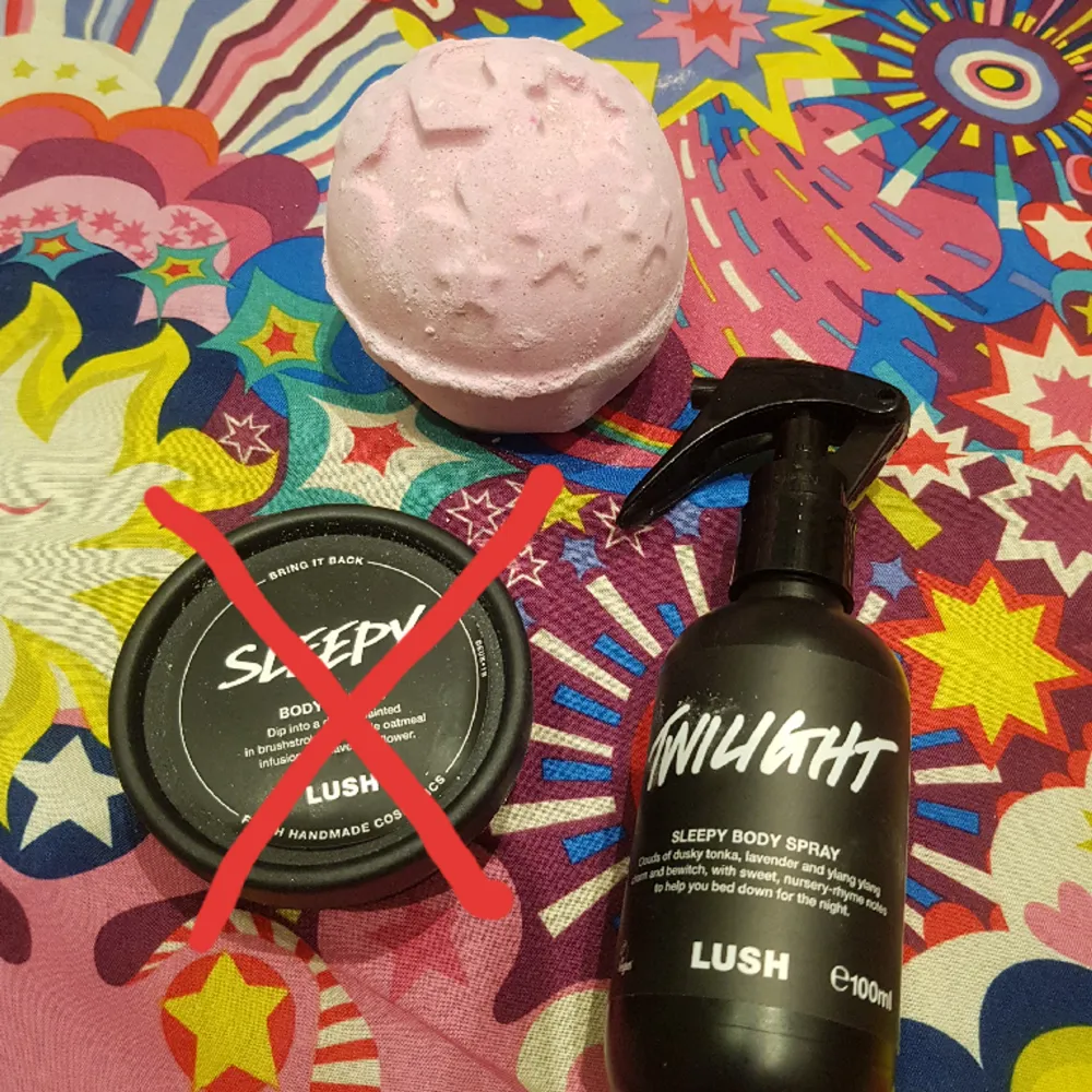 Produkter från Twilight paketet hos lush. Detta ingår:  - Sleepy body spray 100ml (endast sprayad 2 ggr) - Twilight badbomb - Twilight Knot-wrap . Parfym.