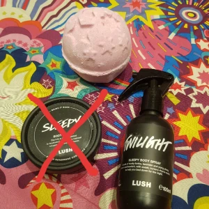 Twilight LUSH produkter - Produkter från Twilight paketet hos lush. Detta ingår:  - Sleepy body spray 100ml (endast sprayad 2 ggr) - Twilight badbomb - Twilight Knot-wrap 