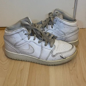 Air Jordan high vita - Ett par använda air Jordan i storlek 38 som inte används! Alla defekter bör synas på bilderna men be gärna om fler❤️‍🩹 Priset kan sänkas!😚