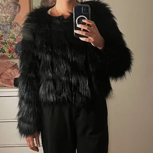 Fuskpäls jacka - Svart fuskpälsarna, fint skick använd 1 gång💗 Storlek M