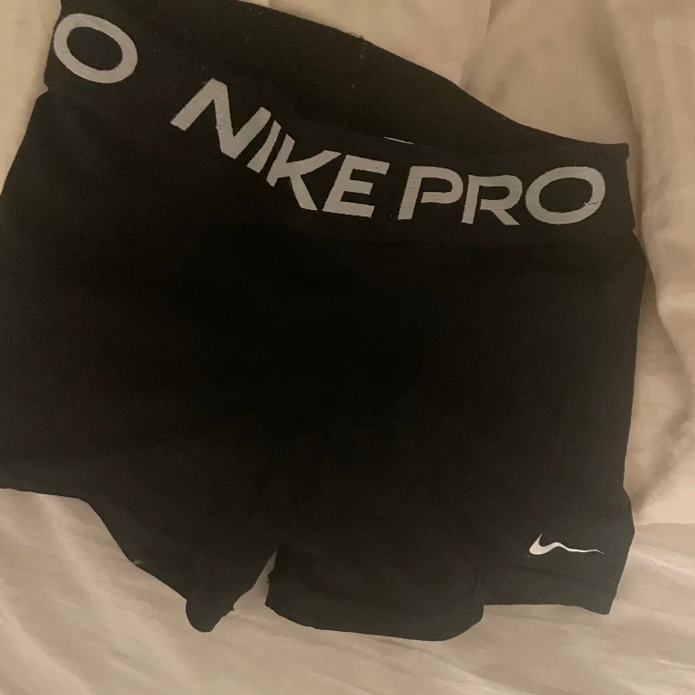 Jätte snygga Nike pro shorts i svart! Använd fåtal gånger och inga defekter. Säljer för att dom tyvärr har blivit försmå. Köpt för 430! Pris kan diskuteras vid snabb affär.. Shorts.