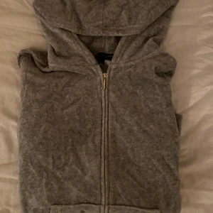 Juicy tröja - Jättefin zip-up tröja från juicy couture. Säljer denna för att den aldrig används. Den är i storlek L och därför oversized, men jag är vanligtvis xs-s så den passar de flesta. Jättefint tryck på ryggen.