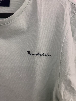 Bondelid t-shirt - Bondelid t-shirt i bra skick. Nypris 399 kr