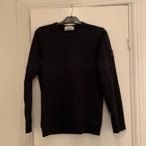 STONE ISLAND TRÖJA  - Stone Island tröja i svart. Den är inte använd så mycket därav väldigt bra skick. Nypris runt 3000kr. 