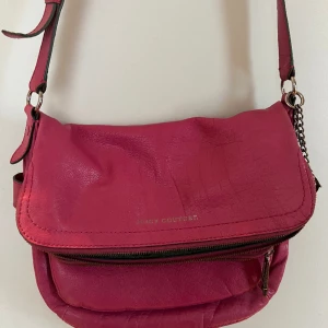 Juicy Couture väska - Som ny Juicy Couture crossbody väska i snyggt rösa skinn med grå detaljer. Inköpt i USA