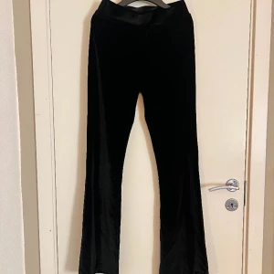 Svarta sammetsbyxor - Fina svarta sammetsbyxor från Kappahl som är utsvängda och i nyskick!