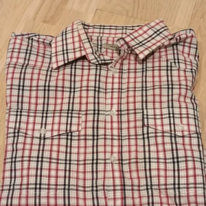 Rutig skjorta - En super fin skjorta i storlek M från märket Cherokee.  Inga defekter.  100% bomull.  Passar perfekt nu inför vintern och nyår!  Se gärna mina andra liknande annonser👍 