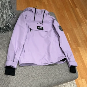 Dope jacka - En snygg pastell lila dope jacka i storlek xs perfekt nu till skid säsongen💕 Ett par vanliga svarta Everest skid byxor str 164. De utlagda priset är ett paket pris då man köper de tillsammans. Går även att köpa enskilt, kontakta mig för enskilt pris🩷