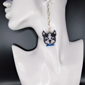 Handgjorda örhängen  - Hundörhängen gjorda i små glaspärlor. Min mamma designar sina egna smycken.  Ca 7.5 cm långa. Själva hundhuvudet är 3 cm. 