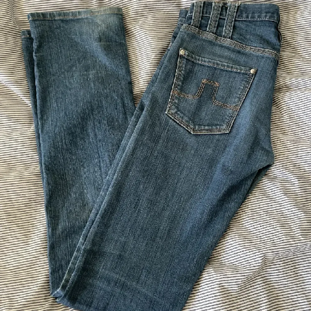 Jeans från J.Lindeberg, sitter lågmidjat och nypris är ca 1200kr. Jeans & Byxor.