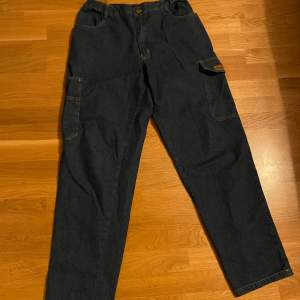 Super snygga Baggy Skater jeans. Säljer för att jag tröttnat på dom. Står inte vilken storlek ( skulle chansa på s/m)  De har stretch band i midjan så dom sitter åt. Inte riktigt jeans material utan dom är lite mjukare. Skriv om ni vill ha fler bilder!