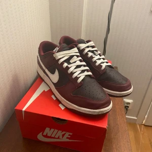 Nike dunk low  - Säljer nu mina Nike dunks i storlek 44,5 nypris 1200 (BOX MEDFÖLJER). Använt ett fåtal gånger eftersom dom inte passade mig så bra, så de är fortfarande i ett väldigt fint skick. Om det finns några funderingar så är det bara att skriva.