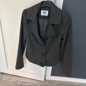 Jacka - Jacka från Vero Moda använd Max 3 gånger. Är normal i storlek och i mycket bra skick!
