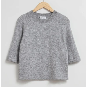 Stickad alpacka t-shirt - Så snygg stickad t-shirt från & other stories. I mycket bra skick. Helt slutsåld på hemsidan. Nypris 690kr.